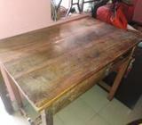 একটি ব্যবহৃত টেবিল বিক্রি হবেà¥